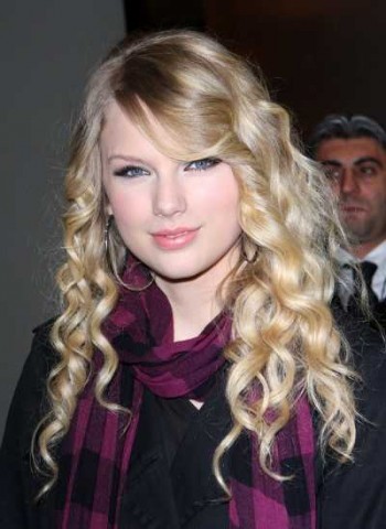 taylor-swift-long-blonde-curly-hairstyle